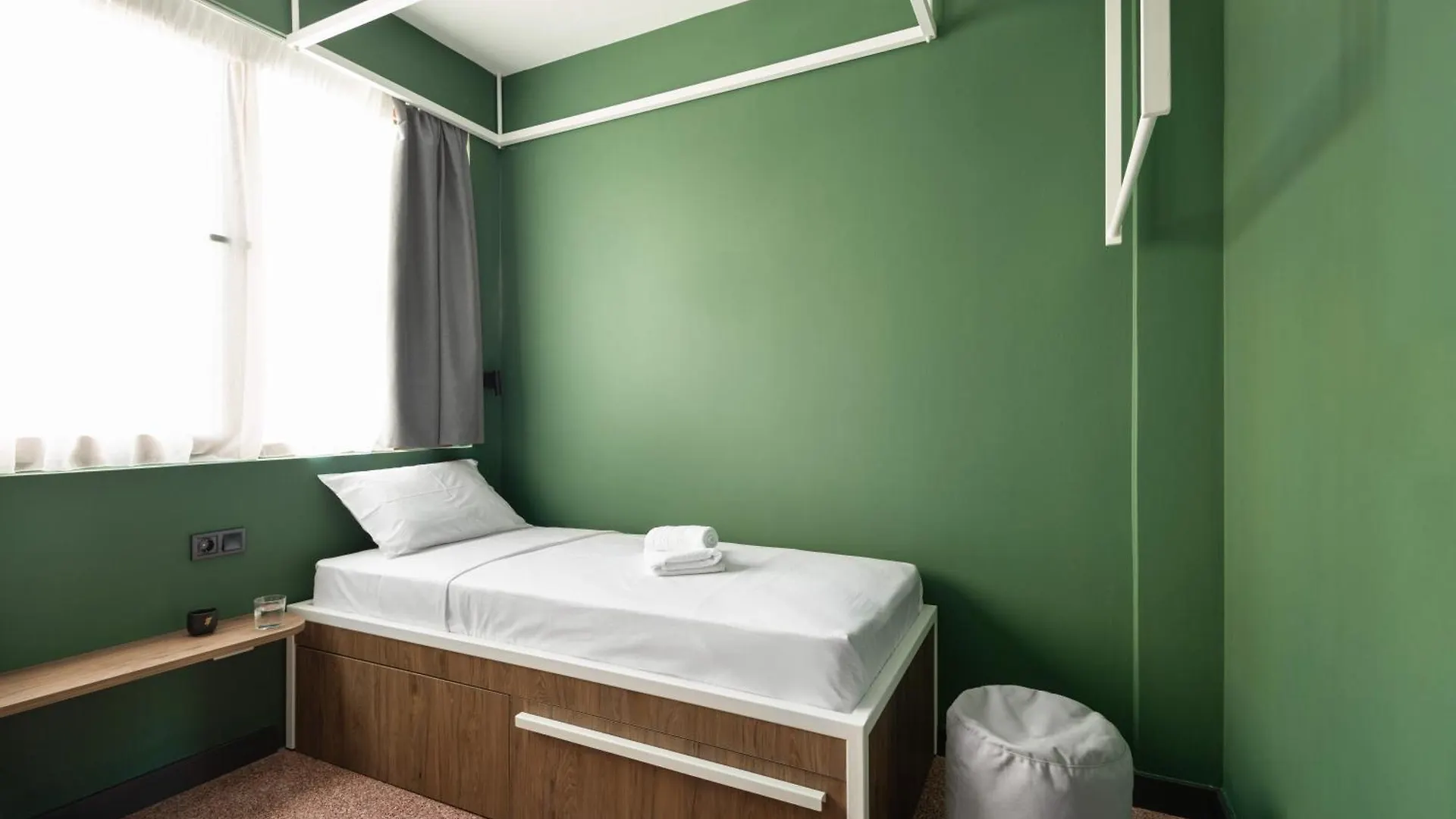 Zeus Is Loose Hostel Салоники